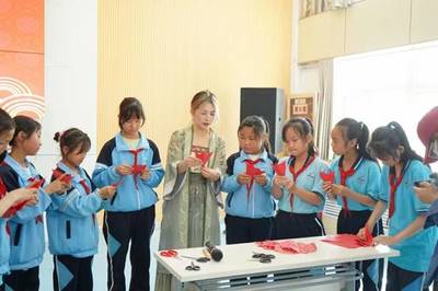 雙語架橋，童心傳韻 我校師生赴移民小學開展“道中華之美”文化展演交流活動